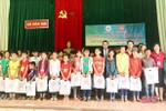 Trao tặng 120 suất quà cho học sinh nghèo Hà Tĩnh