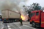 Cháy container, 62 xe máy tay ga được "cứu" trong gang tấc