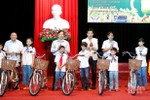 Trao tặng 100 xe đạp "tiếp sức đến trường" cho học sinh nghèo