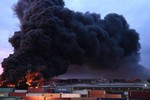 Cháy nhà máy hóa chất, thành phố Melbourne chìm trong khói độc