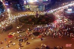 Người dân Hà Tĩnh xuống đường mừng chiến thắng lịch sử của Olympic Việt Nam