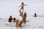 Biển Hà Tĩnh tấp nập du khách đến nghỉ lễ Quốc khánh