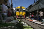 Thử cảm giác thót tim ở khu chợ đường sắt nổi tiếng Thái Lan