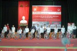 AIA Hà Tĩnh trao tặng 20 xe đạp cho học sinh nghèo Cẩm Xuyên