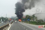 Tai nạn kép, xe khách 16 chỗ bốc cháy trơ khung tại TX Hồng Lĩnh