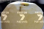 Sau dâu tây, Australia lại phát hiện thấy kim khâu trong quả táo