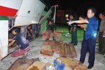 Hà Tĩnh bắt xe khách chở gỗ lậu, pháo nổ từ Quảng Trị ra Nghệ An