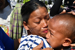 Bé 5 tuổi trở về sau 1 tuần mất tích trong thảm họa kép ở Indonesia