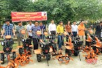 Hỗ trợ máy làm đất cho 10 hộ nghèo Hương Khê