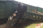 Băng qua đường sắt, ô tô tải bị tàu hỏa đâm nát bét