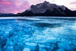 Hồ bong bóng băng kỳ lạ ở Canada
