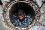 Cận cảnh công việc của các công nhân ngụp lặn trong ống thải ở Ấn Độ