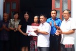 Lộc Hà trao 100 triệu đồng hỗ trợ 2 gia đình làm nhà đại đoàn kết