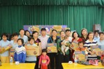 CLB Ca trù ở Hà Nội tặng quà cho các cháu Làng trẻ em mồ côi Hà Tĩnh
