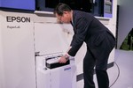Máy tái chế giấy cũ thành giấy mới trong 4 giây của Nhật Bản