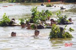 Xem chiến sỹ Tiểu đoàn Bộ binh 2 diễn tập vượt sông