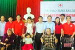 Đội tuyển U23 Việt Nam trao xe lăn cho người khuyết tật Kỳ Anh
