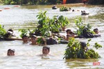 Xem chiến sỹ bộ binh Hà Tĩnh diễn tập vượt sông có vũ khí