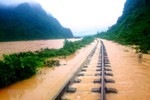 Tuyến đường sắt Bắc - Nam bị trôi nền đường ray, tê liệt vì bão số 9