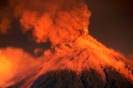 Kinh hoàng cảnh núi lửa ở Guatemala phun trào đỏ rực