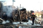 Xe bồn chở xăng gây cháy hàng loạt nhà, 6 người chết