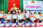 Hoa hậu Nguyễn Bích Thu trao quà cho trẻ em khó khăn ở Hà Tĩnh