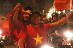 CĐV Hà Tĩnh vui mừng khi Việt Nam vào chung kết AFF Cup 2018