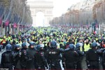 Thảm họa kinh tế sau "cơn bạo loạn áo vàng" lan rộng ở Pháp