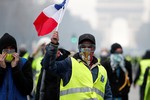 Nhượng bộ người biểu tình, Tổng thống Macron khiến Pháp mất từ 8-10 tỷ euro