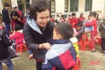 Trường THPT Chuyên Trần Phú - Hải Phòng tặng quà học sinh Sơn Hồng