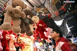 Người dân thủ đô Syria vui vẻ đi mua sắm đồ trang trí Noel