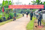 Cán bộ chiến sỹ Quân khu 4 giúp dân xây dựng NTM ở Hà Tĩnh