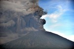 Núi lửa trên đảo du lịch Bali -Indonesia bất ngờ "thức giấc"