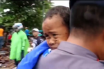 Cứu sống bé trai 5 tuổi bị kẹt trong ôtô nhiều giờ sau thảm họa sóng thần ở Indonesia