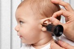 Có cần thiết phải lấy ráy tai cho trẻ?