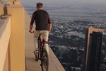 Choáng với anh chàng đạp xe trên nóc tòa nhà chọc trời Dubai