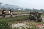 Xe tải băng qua đường sắt, bị tàu hỏa đâm bay xuống ruộng