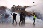 Cảnh sát Pháp dùng vòi rồng và hơi cay trấn áp biểu tình "áo vàng" mới