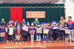 Tặng 200 áo ấm cho học sinh nghèo vùng biên Hương Sơn