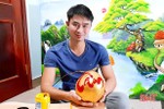 Thầy giáo Hà Tĩnh gây “sốt” với tài viết chữ thư pháp lên trái cây chưng tết
