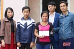 Chi đoàn Cơ quan Tỉnh ủy - Báo Hà Tĩnh trao quà cho học sinh nghèo