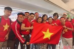 Người Hà Tĩnh hòa mình vào dòng CĐV "nhuộm đỏ" Al Maktoum cổ vũ ĐT Việt Nam