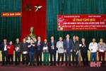 Trao 300 suất quà Tết cho người nghèo huyện Nghi Xuân
