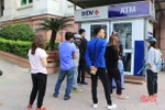 "Rồng rắn" chờ rút tiền từ cột ATM ở Hà Tĩnh
