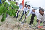 Chủ tịch UBND tỉnh Đặng Quốc Khánh trồng cây đầu xuân và kiểm tra sản xuất tại Vũ Quang
