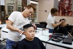 Tiệm cắt tóc miễn phí phong cách Trump - Kim ở Việt Nam lên báo nước ngoài