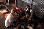 Thử thách ăn một lúc hết hàng trăm bát mì “hút” khách tại Nhật Bản