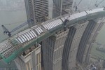 Kỳ lạ: “Tòa nhà chọc trời” nằm ngang ở độ cao 250m