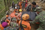 Thảm cảnh của gần 36 người đang kẹt trong mỏ vàng sập tại Indonesia