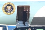 Thế giới ngày qua: Tổng thống Mỹ Donald Trump lên chuyên cơ Air Force One tới Việt Nam